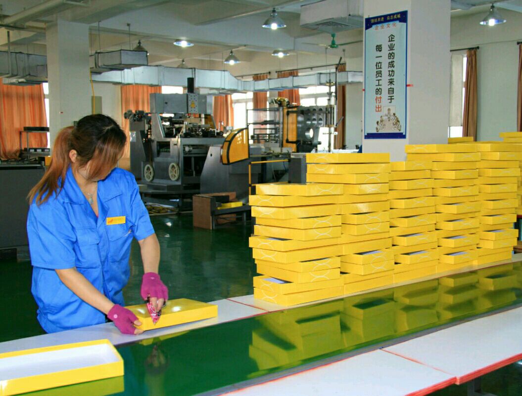 厂内设备齐全，承接印刷品与PVC包装一站式服务